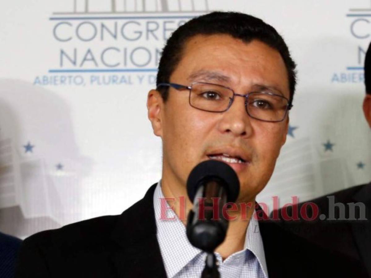 Ebal Díaz: Se debe analizar revertir contrato de compra de hospitales móviles