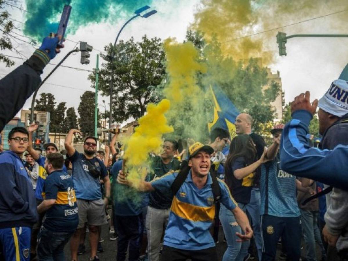 Hinchas despiden a Boca con banderazo y le piden traiga la Copa Libertadores