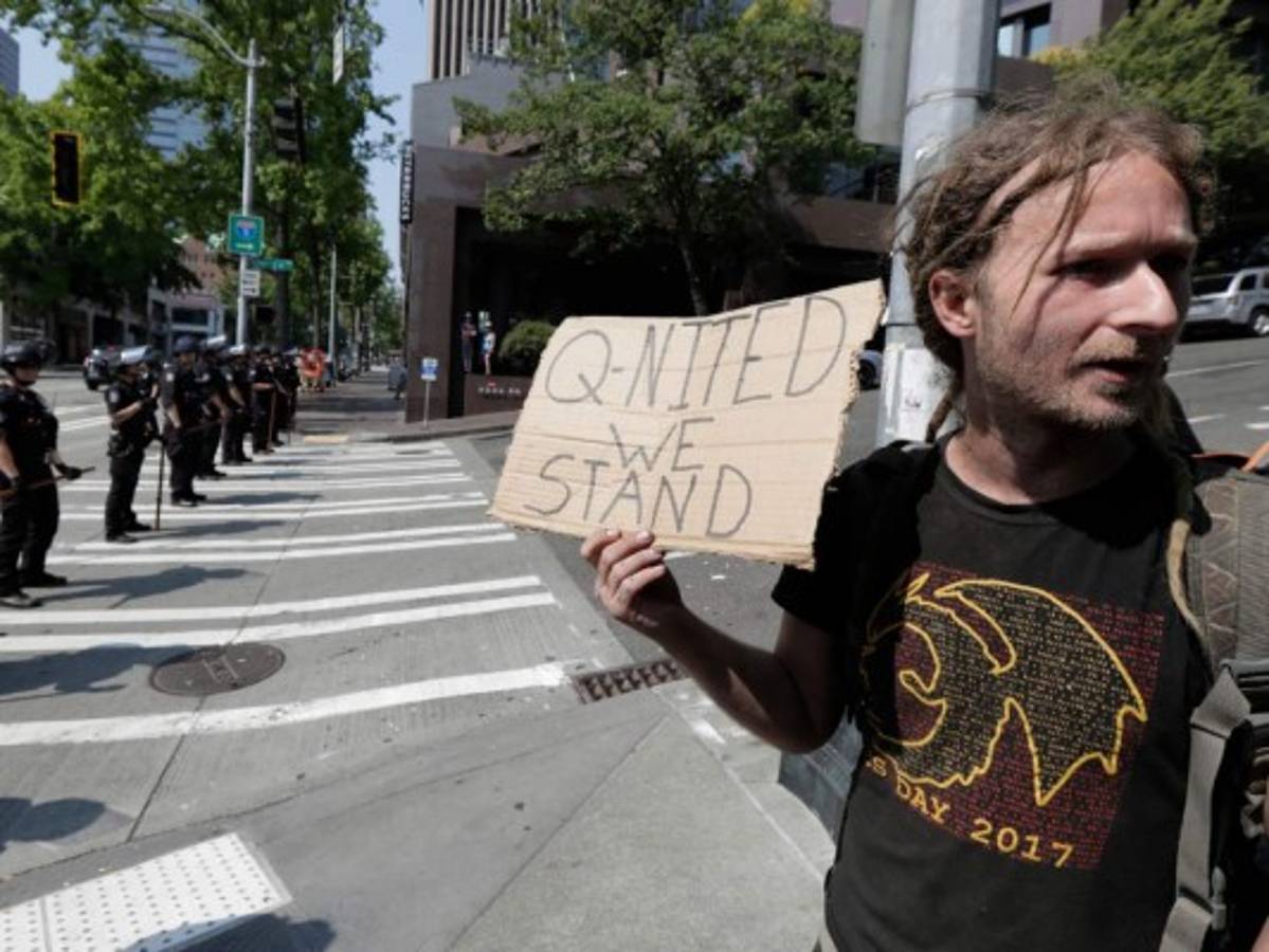 Facebook retira cuentas de grupo ultraderechista que crea teorías sobre Trump