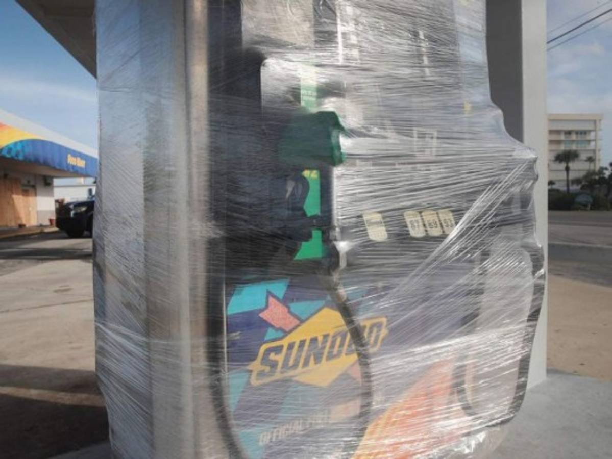 Las autoridades de Florida ya han evacuado a muchas familias y han protegido comercios e instituciones estatales ante la posible llegada del fenómeno natural. Foto: AFP