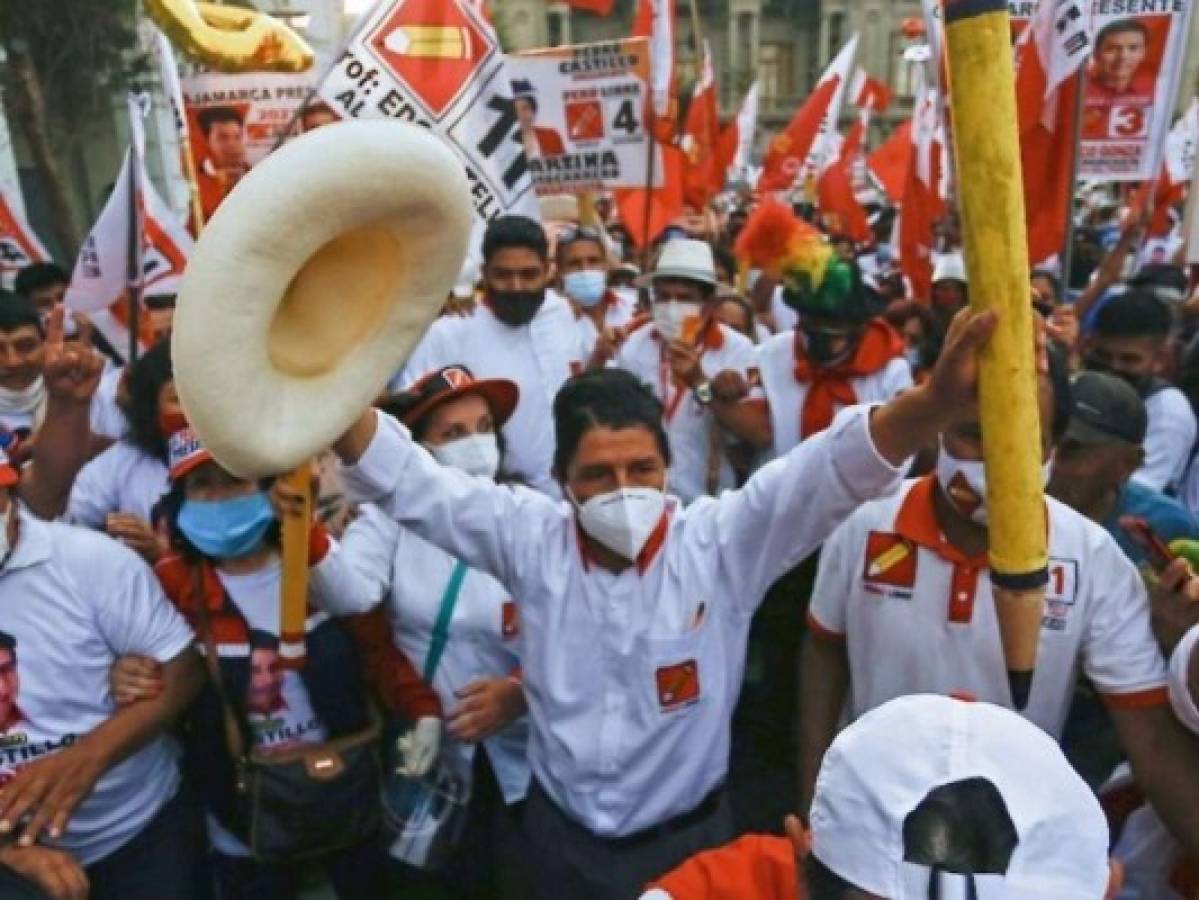 Un profesor izquierdista y un economista de derecha lideran elecciones en Perú  