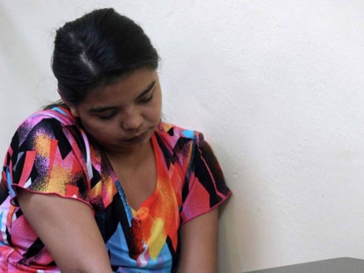 A juicio salvadoreña que parió en letrina a su bebé tras ser violada por padrastro
