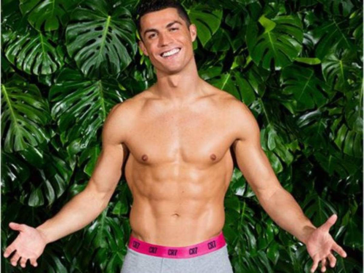 Cristiano Ronaldo derrocha sensualidad al posar para su línea de calzoncillos