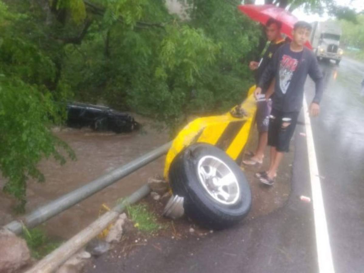 Otro conductor sufrió un accidente producto de las copiosas lluvias.