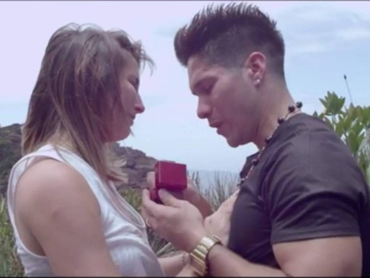 La espectacular propuesta de matrimonio del cantante Chyno Miranda a su novia