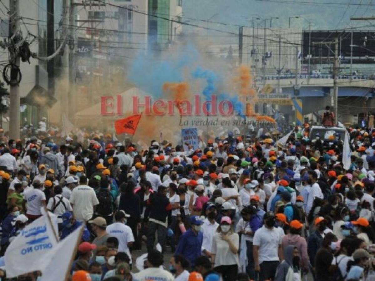 En imágenes: Nacionalistas dicen 'no al aborto' en concurrida movilización