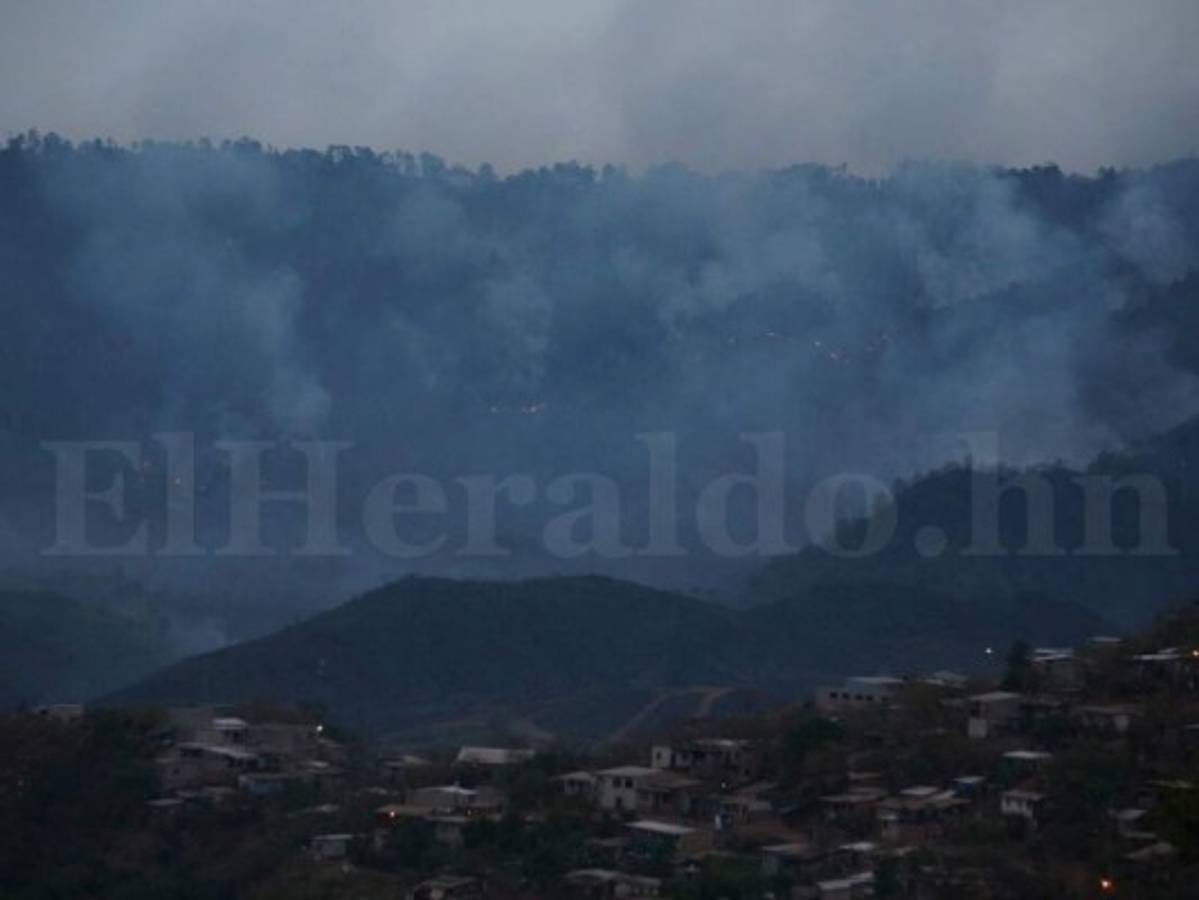 Continúan los trabajos para apagar incendio en El Hatillo