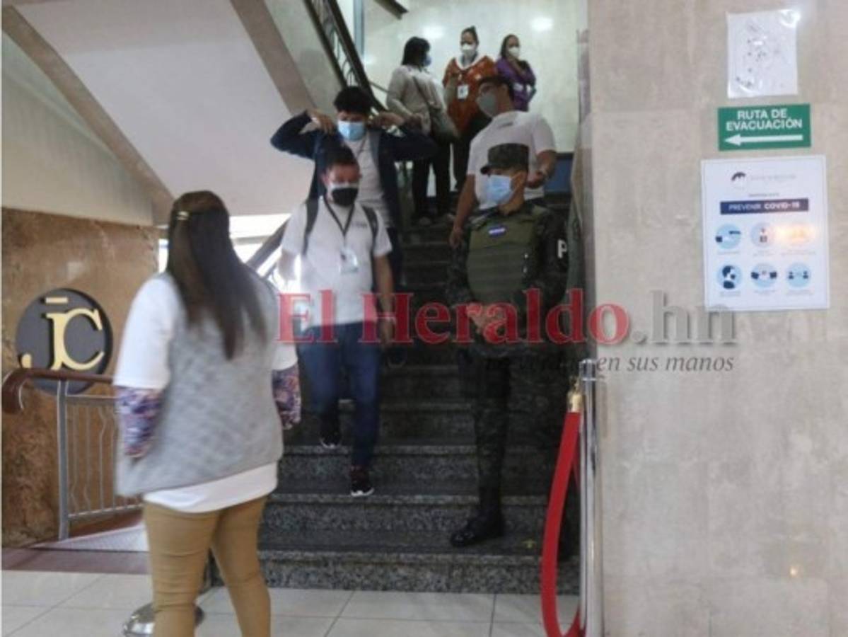 FOTOS: Hermetismo y retrasos en el centro de cómputo del CNE