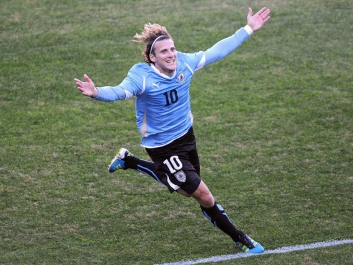 Uruguayo Diego Forlán anuncia su retiro definitivo del fútbol profesional