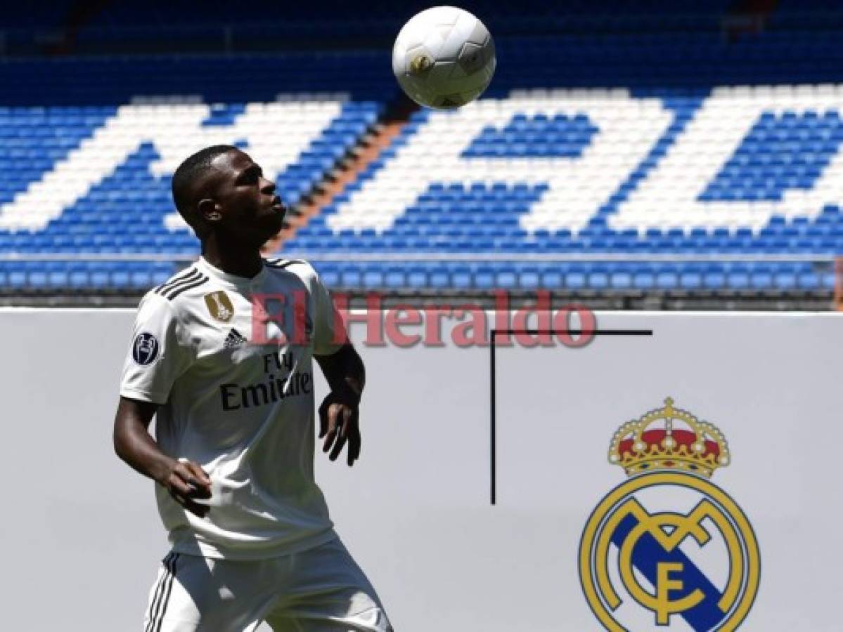 Real Madrid's new Brazilian forward Vinicius Junior controls a ball during his official presentation at the Santiago Bernabeu Stadium in Madrid on July 20, 2018. / AFP PHOTO / PIERRE-PHILIPPE MARCOU