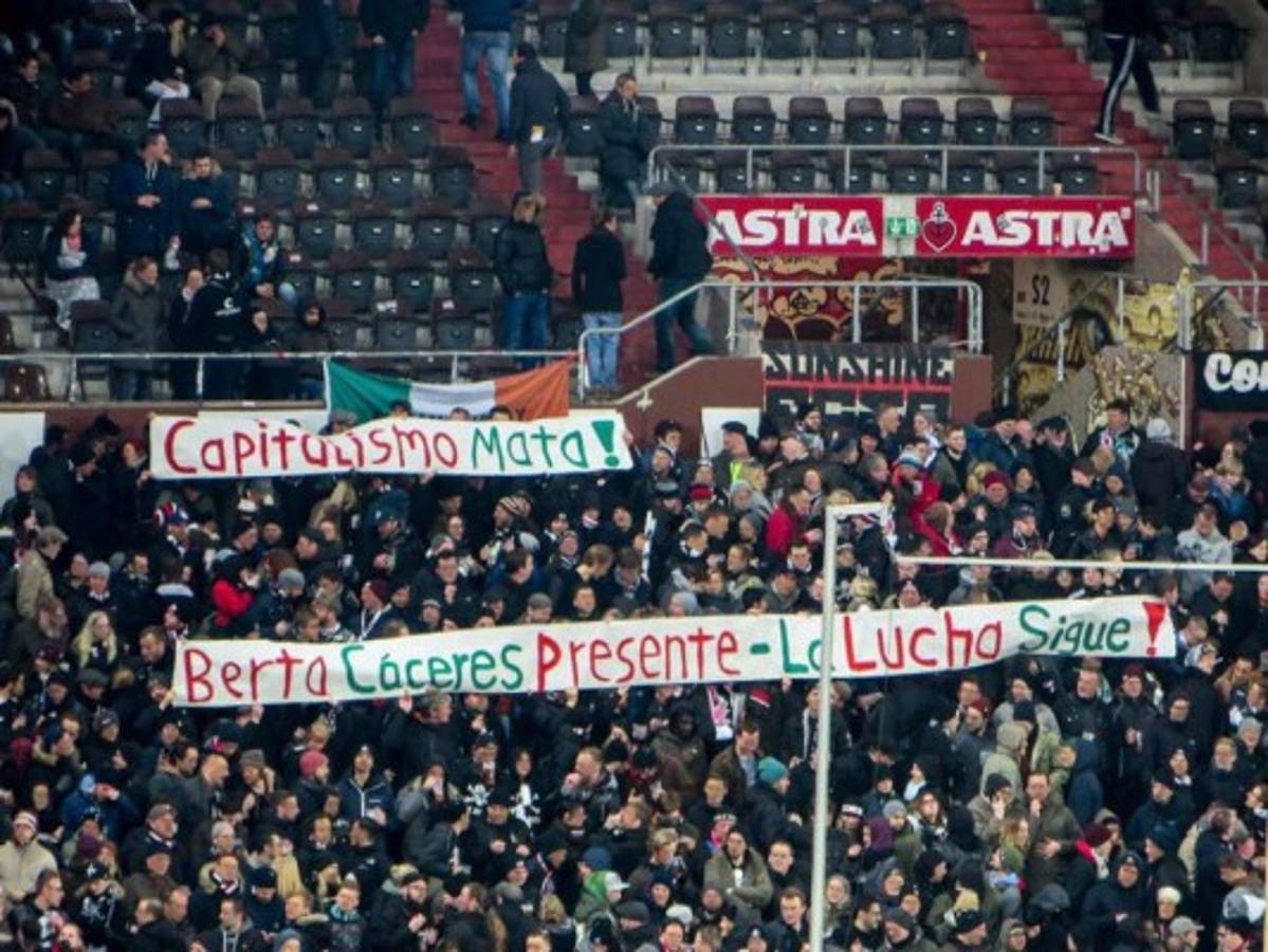 Barra de club alemán dedica manta a la hondureña Berta Cáceres