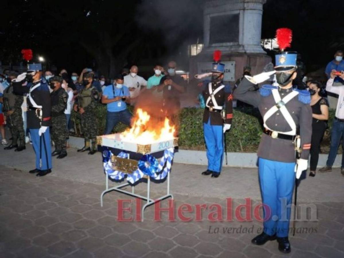 En la Plaza General Francisco Morazán se realizó la incineración de la Bandera y se entregó el símbolo patrio a las instituciones. Foto: Alex Pérez/El Heraldo