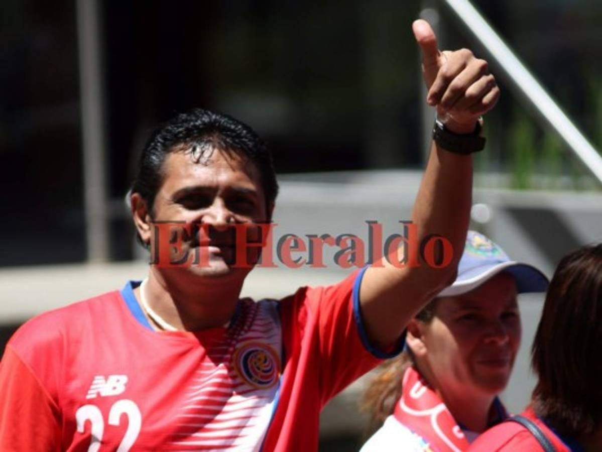 Ambiente de fiesta en las afueras del Nacional previo al Costa Rica-Honduras