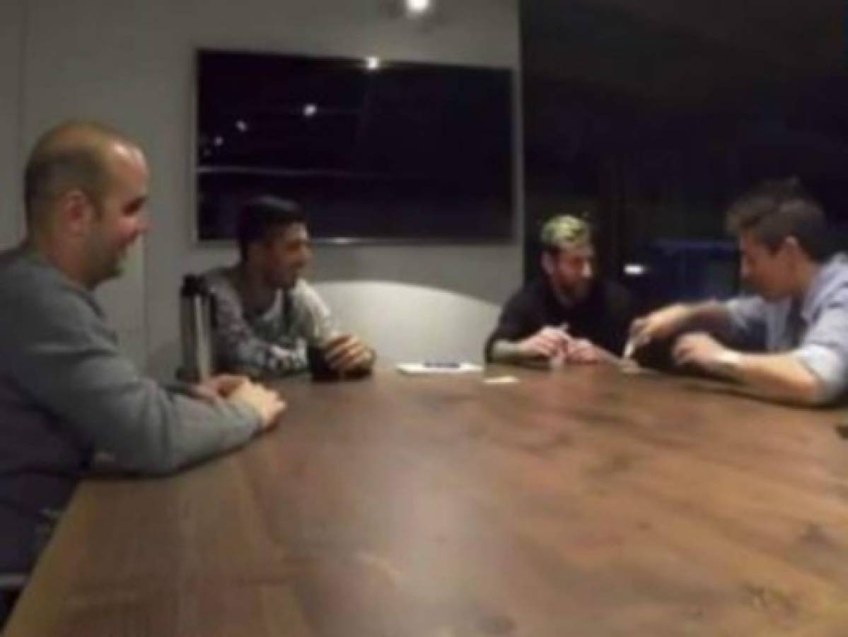 VIDEO: Lionel Messi y Luis Suárez se confiesan mientras juegan cartas