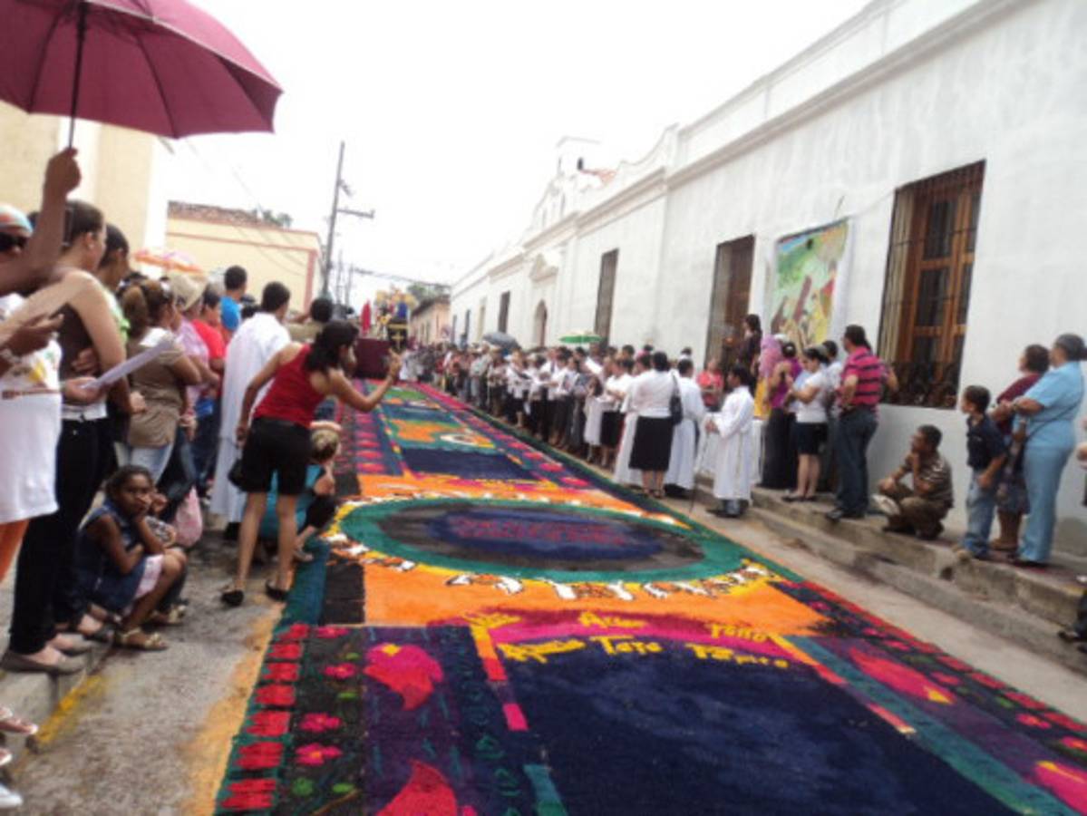 Comayagua vuelve a maravillar a propios y extraños con sus magníficas alfombras