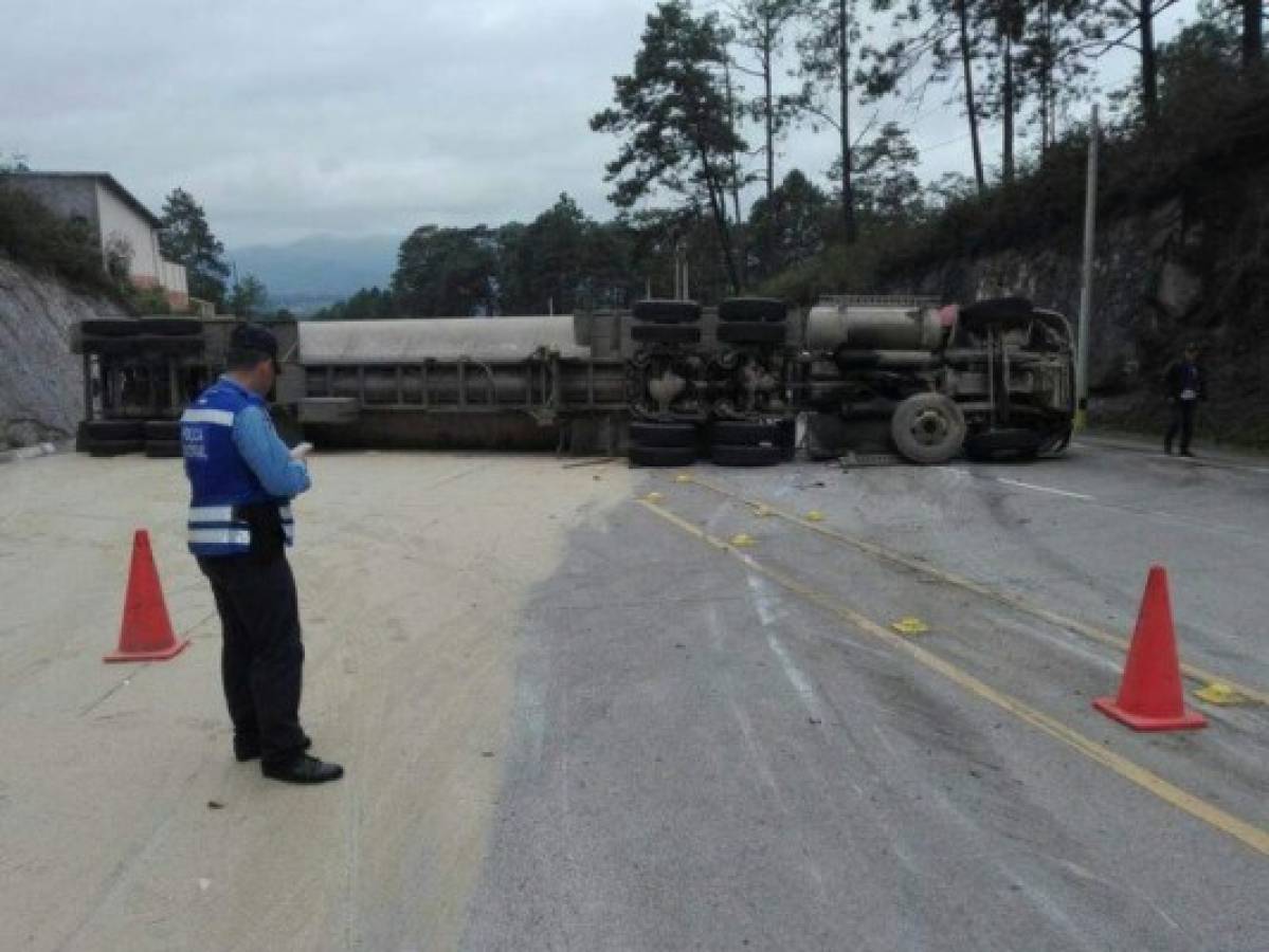 Rastra se accidenta en la carretera CA-5 de Honduras