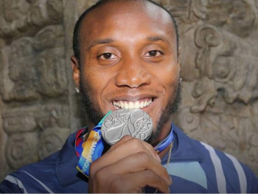Atleta hondureño retorna feliz al país con la medalla de plata