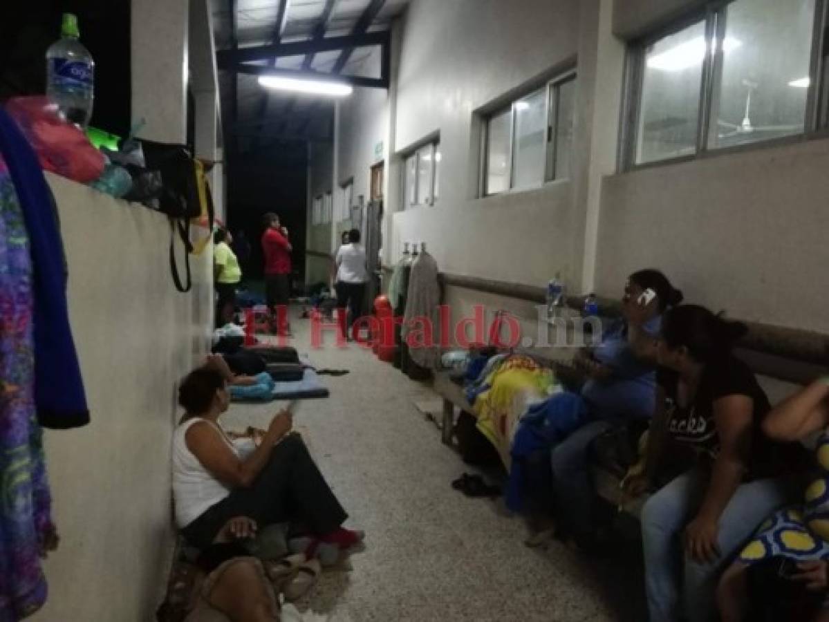Madres duermen en los pasillos del Hospital del Sur por falta de espacio