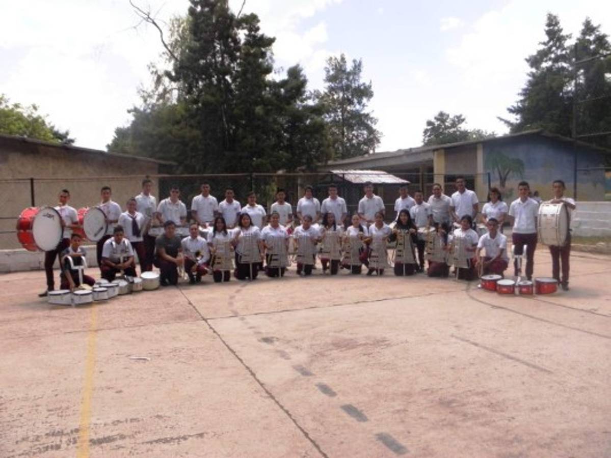 Belleza y buena música llevará la Escuela Normal Mixta a los desfiles patrios