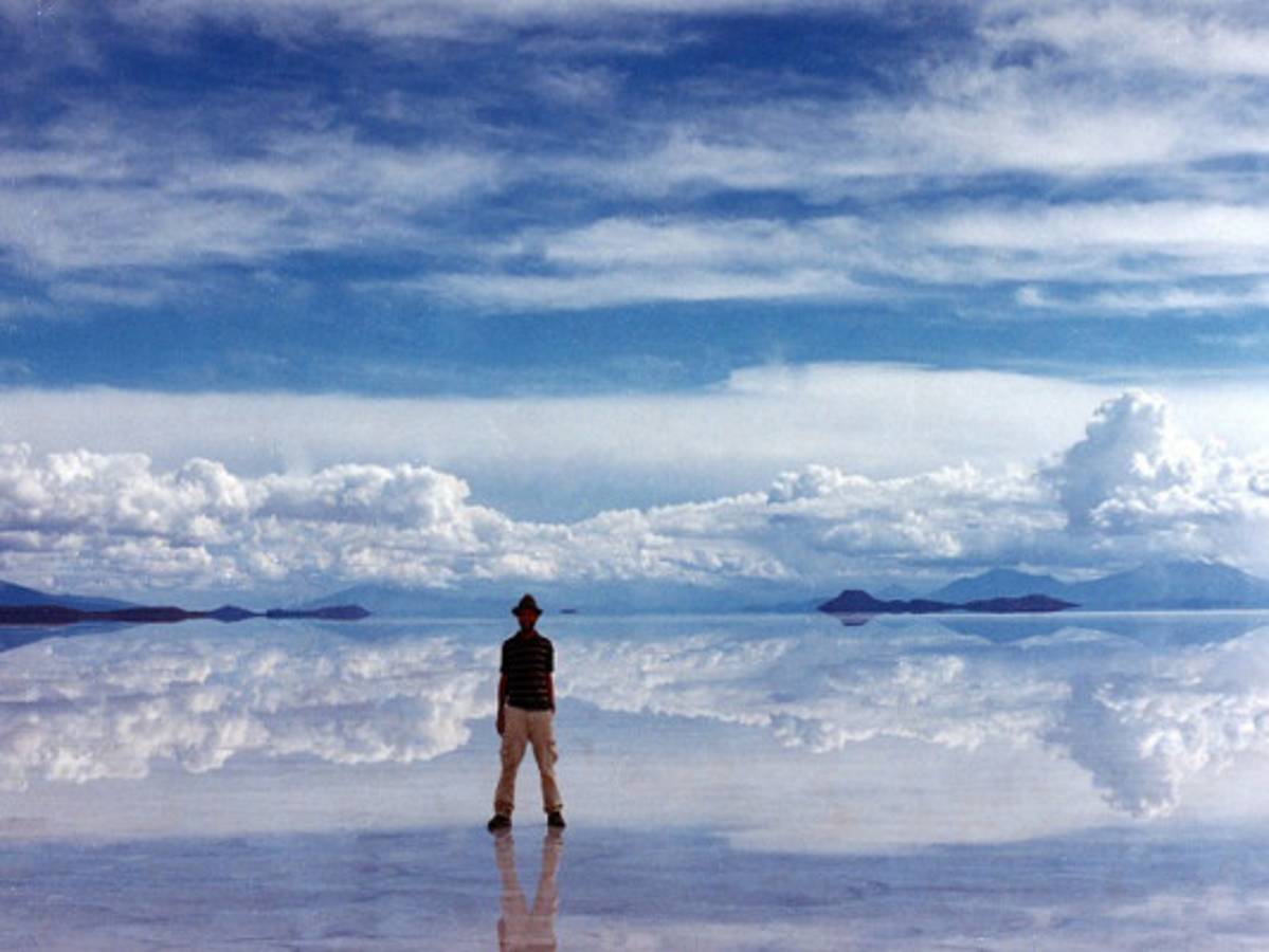 Un gigante espejo natural maravilla a sus visitas