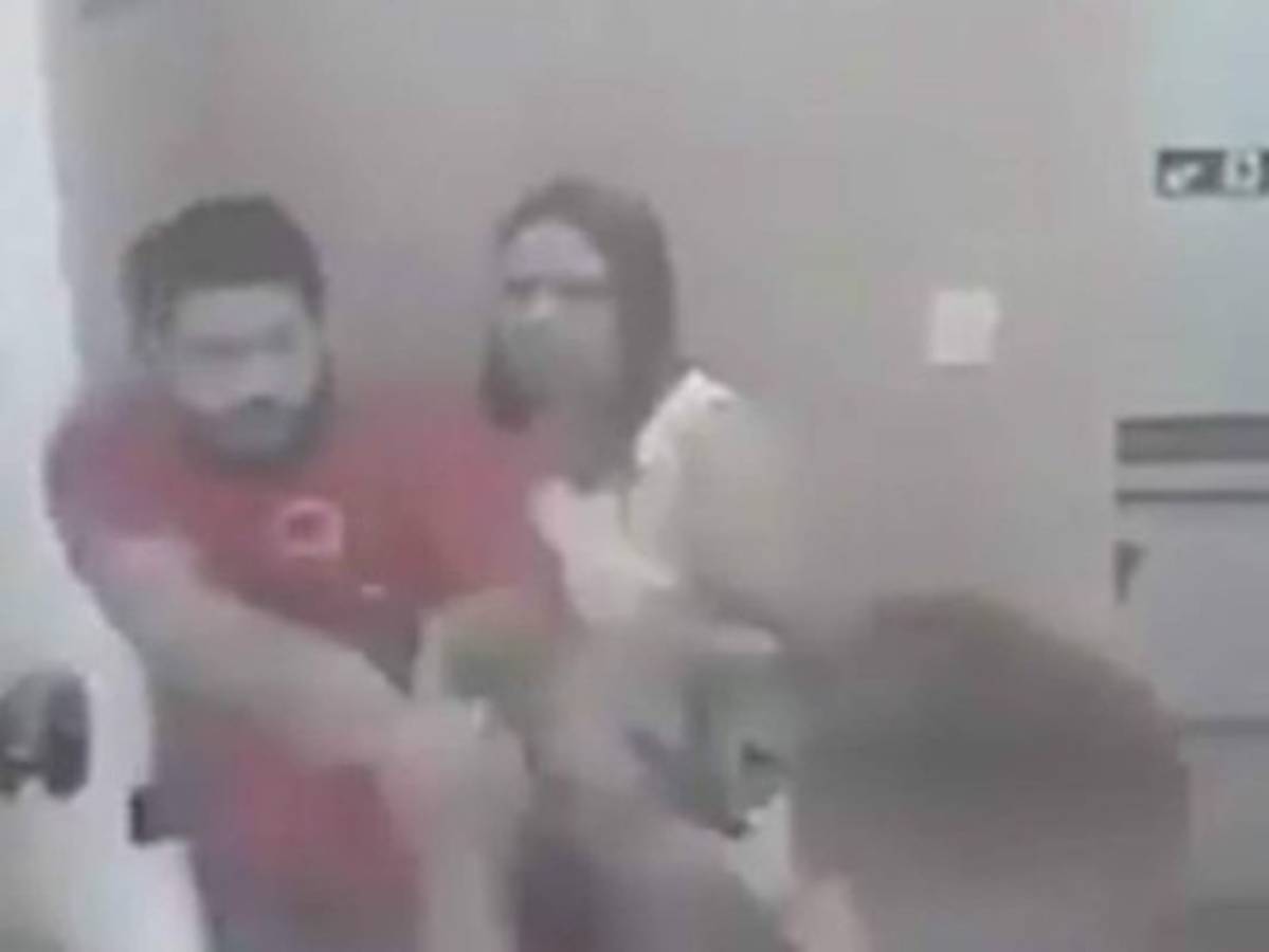 Video: Sin pensarlo dos veces 'justiciero' dispara contra dos presuntos delincuentes