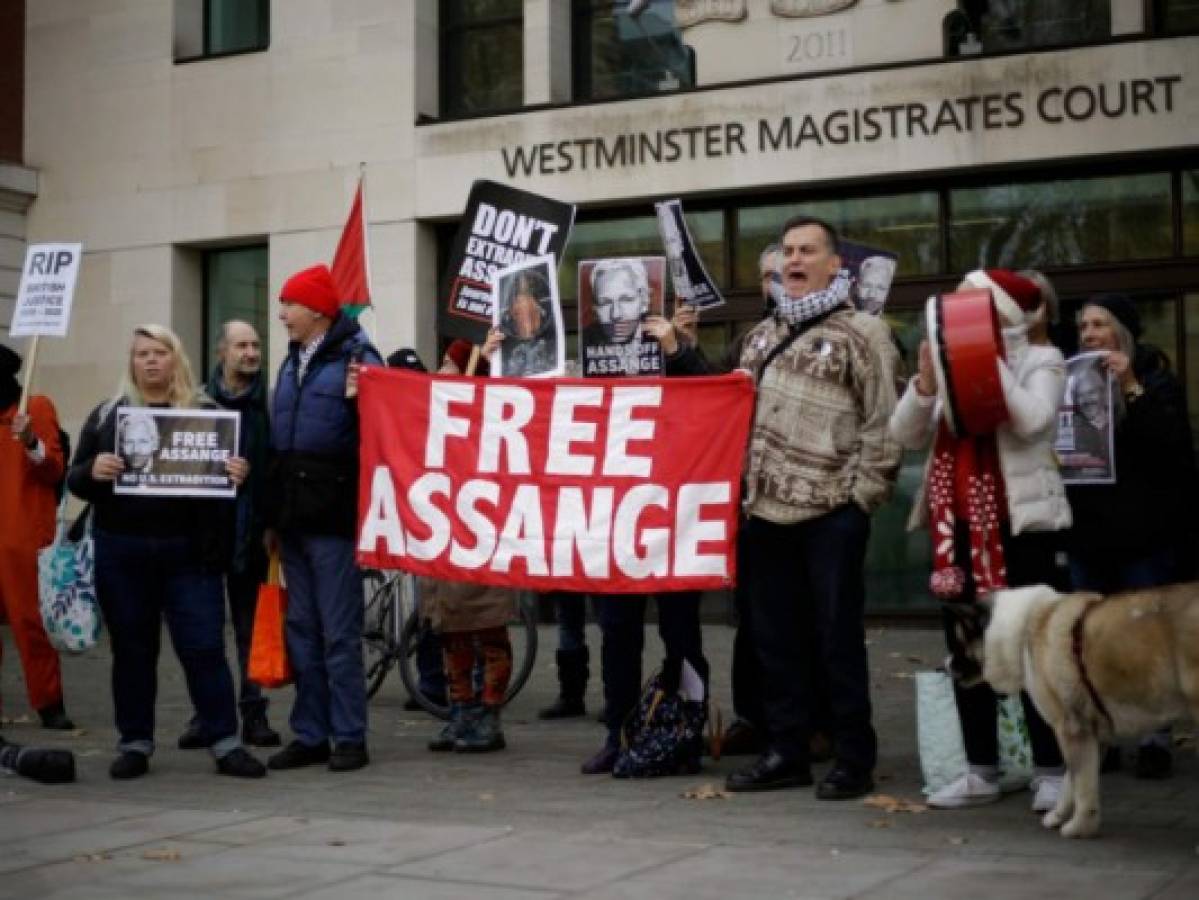 Pareja de Julian Assange pide a Trump que lo indulte