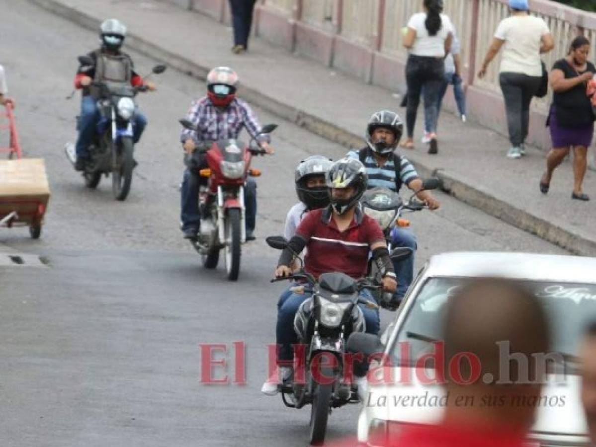 Ver un grupo de motociclistas en varios carriles es algo cotidiano. Foto: Efraín Salgado/El Heraldo