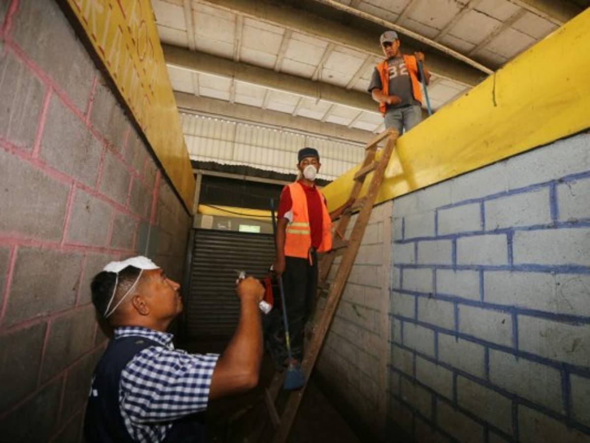 Sobre el techo de algunos puestos sus locatarios habían tirado madera, plástico y otros materiales que fueron desechados.Foto: David Romero/El HEraldo