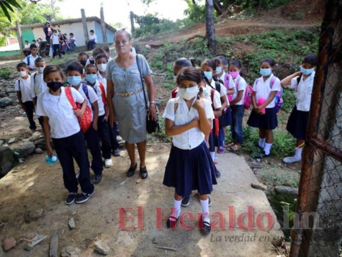 En Alubarén, Francisco Morazán, los alumnos están asistiendo a la escuela de forma semipresencial desde que iniciaron las clases. Foto: Jhony Magallanes/El Heraldo