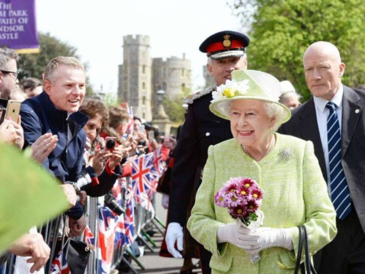 Reina Isabel II cumple récord de 65 años en el trono