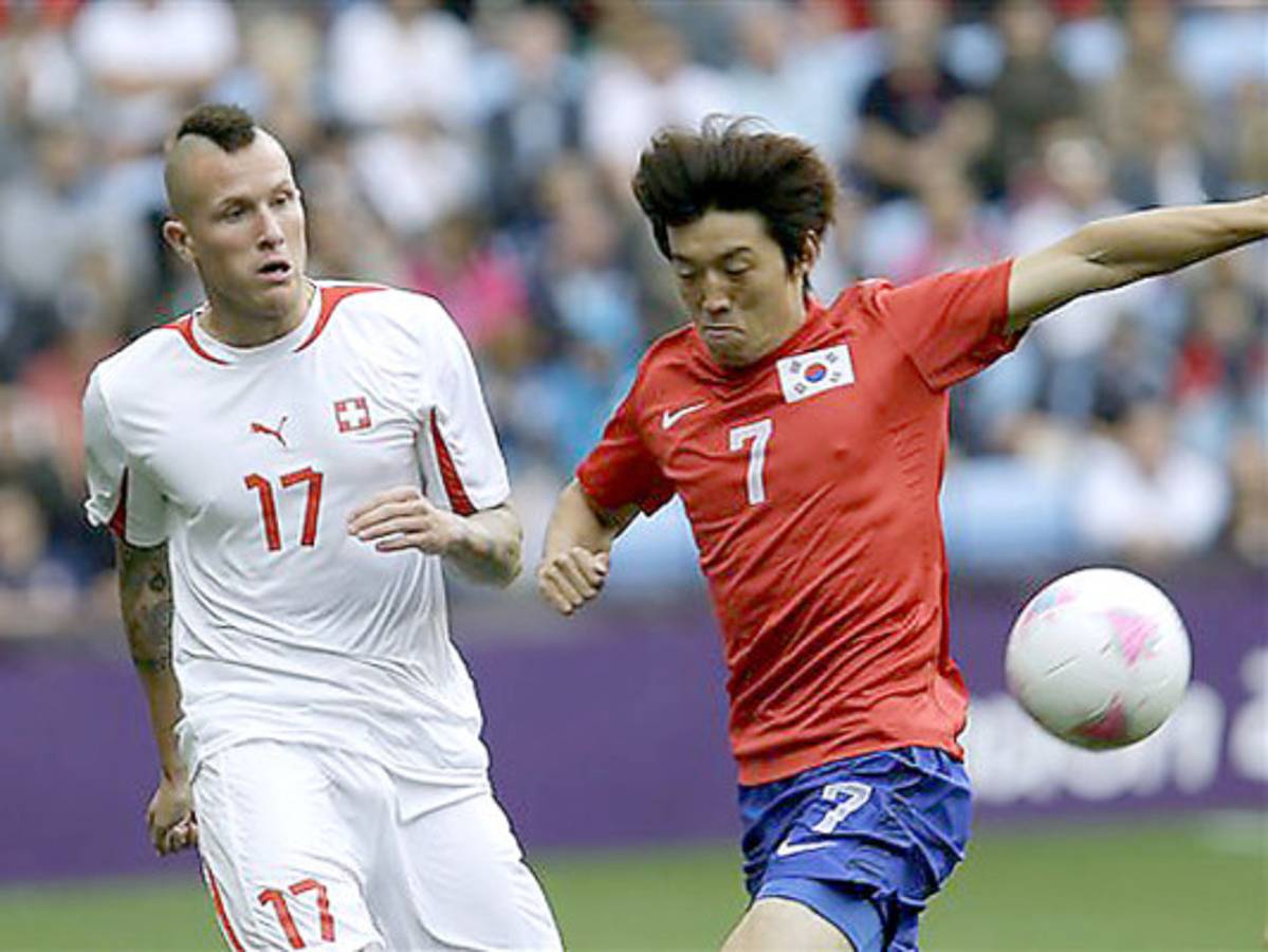 Futbolista suizo es expulsado por un tuit racista