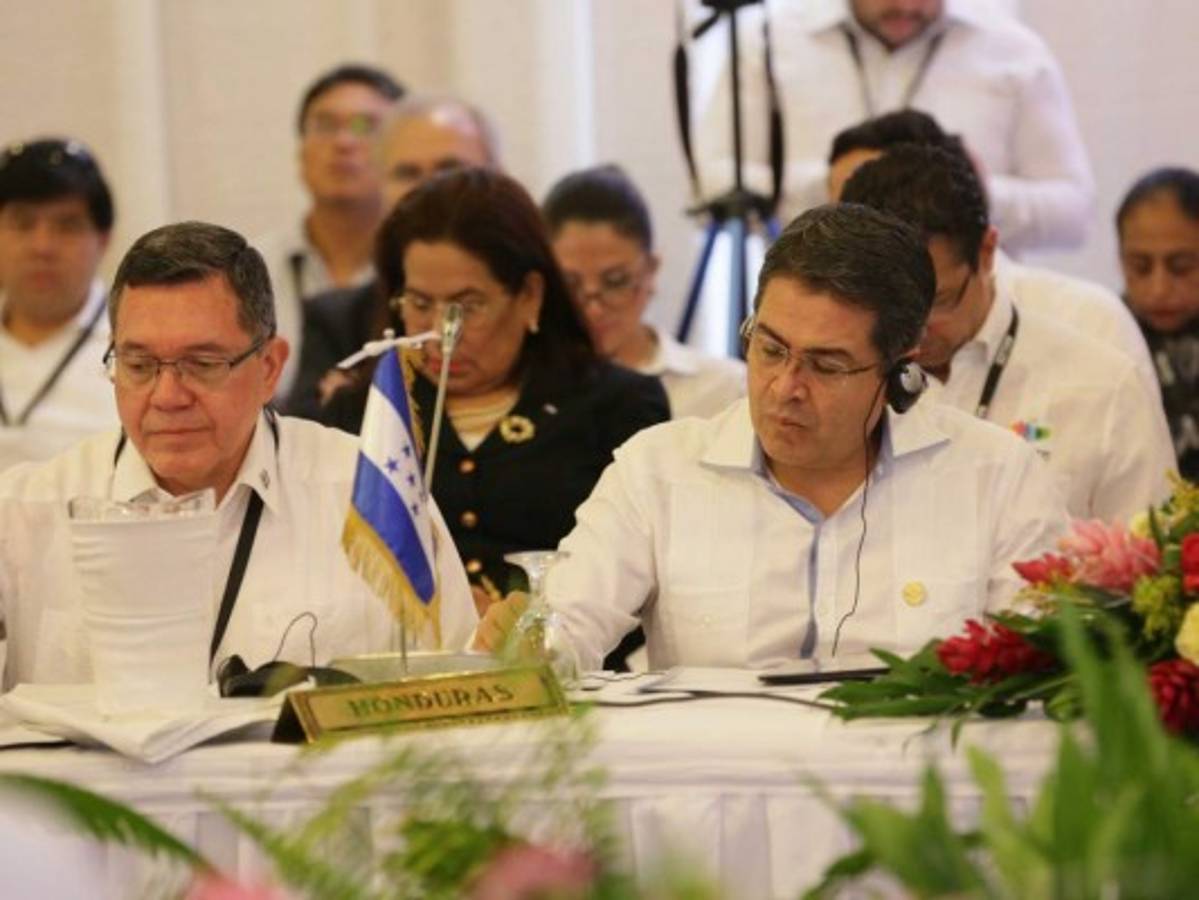 Juan Orlando Hernández pide mejores precios para el café hondureño