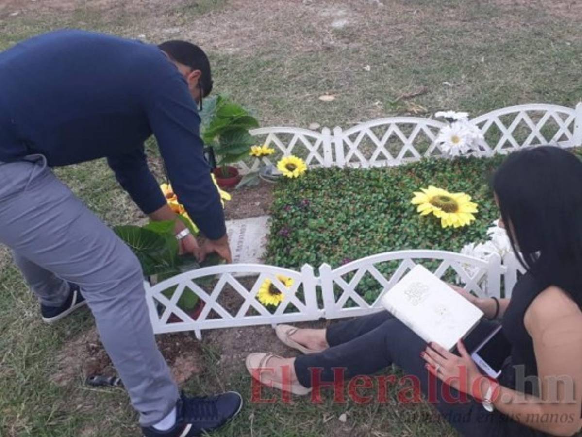 Con globos blancos dan homenaje a joven hallado muerto dentro de su carro en Loarque