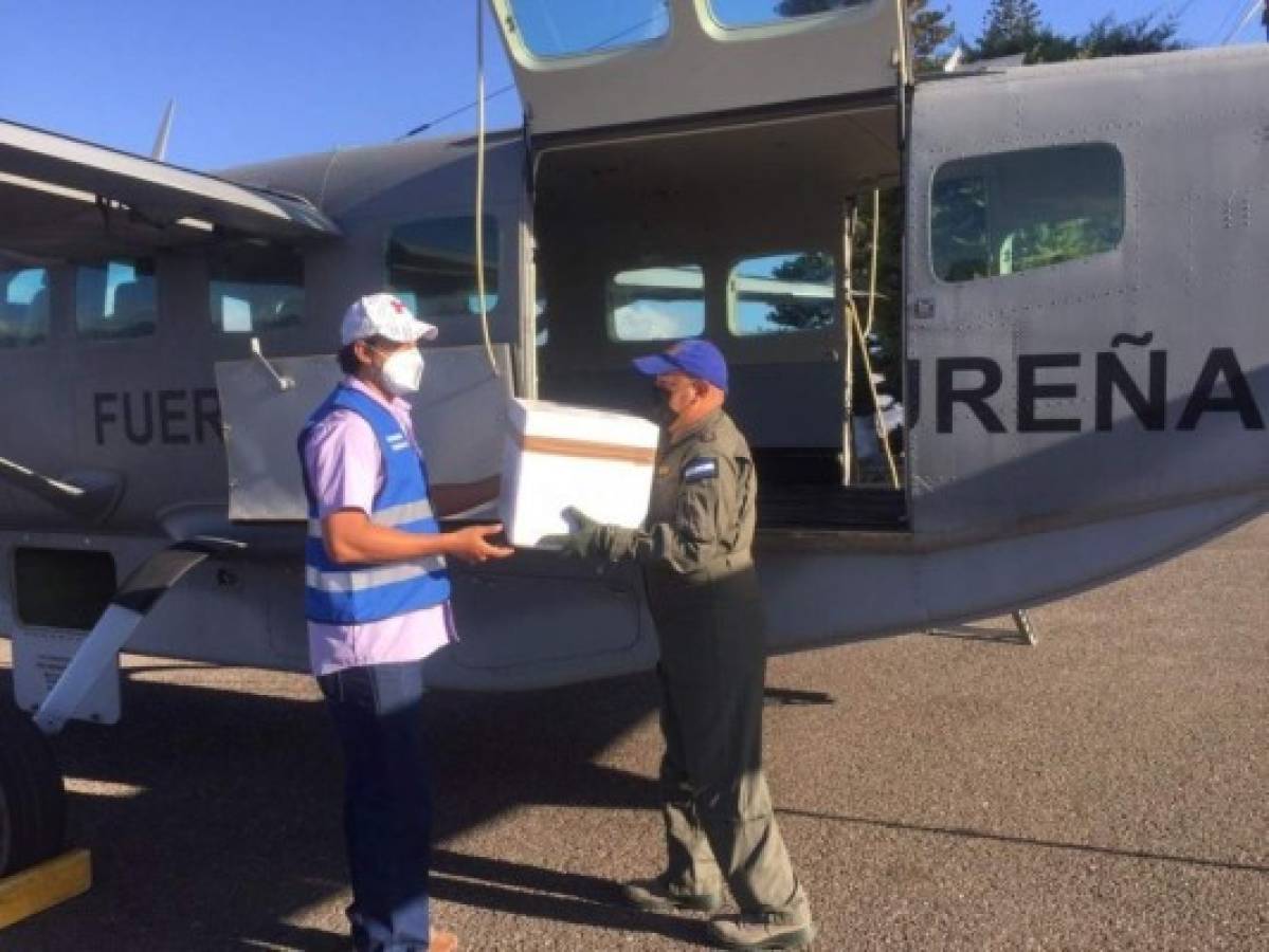 En avión llegan vacunas contra covid-19 a Islas de la Bahía y Gracias a Dios