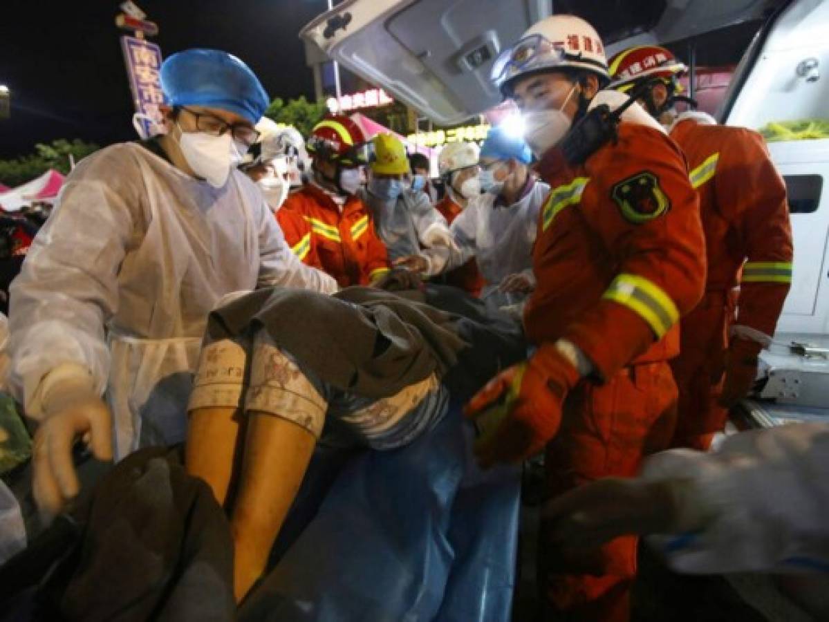 China: Arrestos por derrumbe de hotel usado para cuarentena