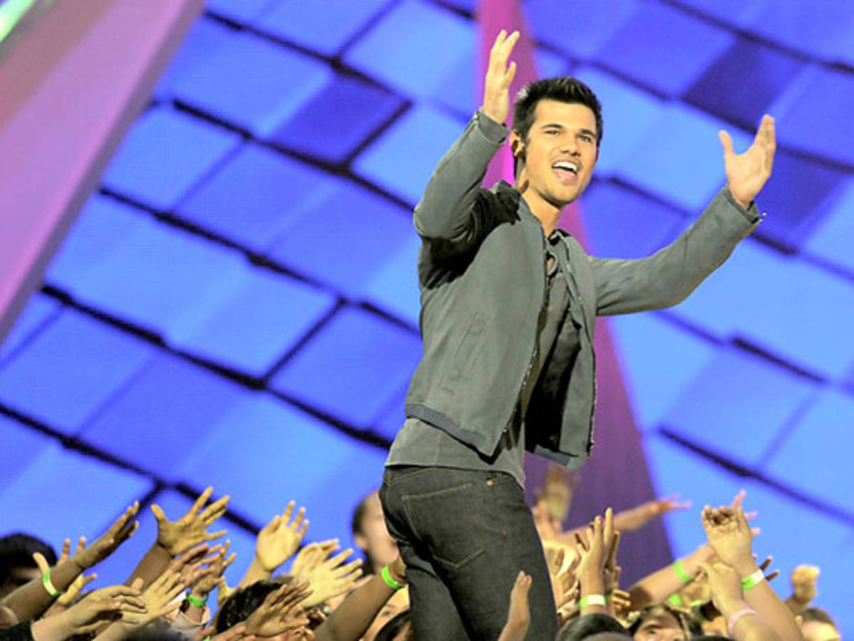 Lluvia verde cae sobre las estrellas en los Kids' Choice