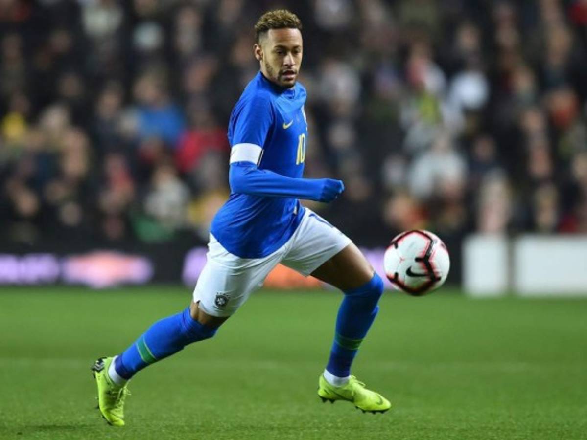 Neymar, sustituido con molestias al arranque del amistoso contra Camerún 