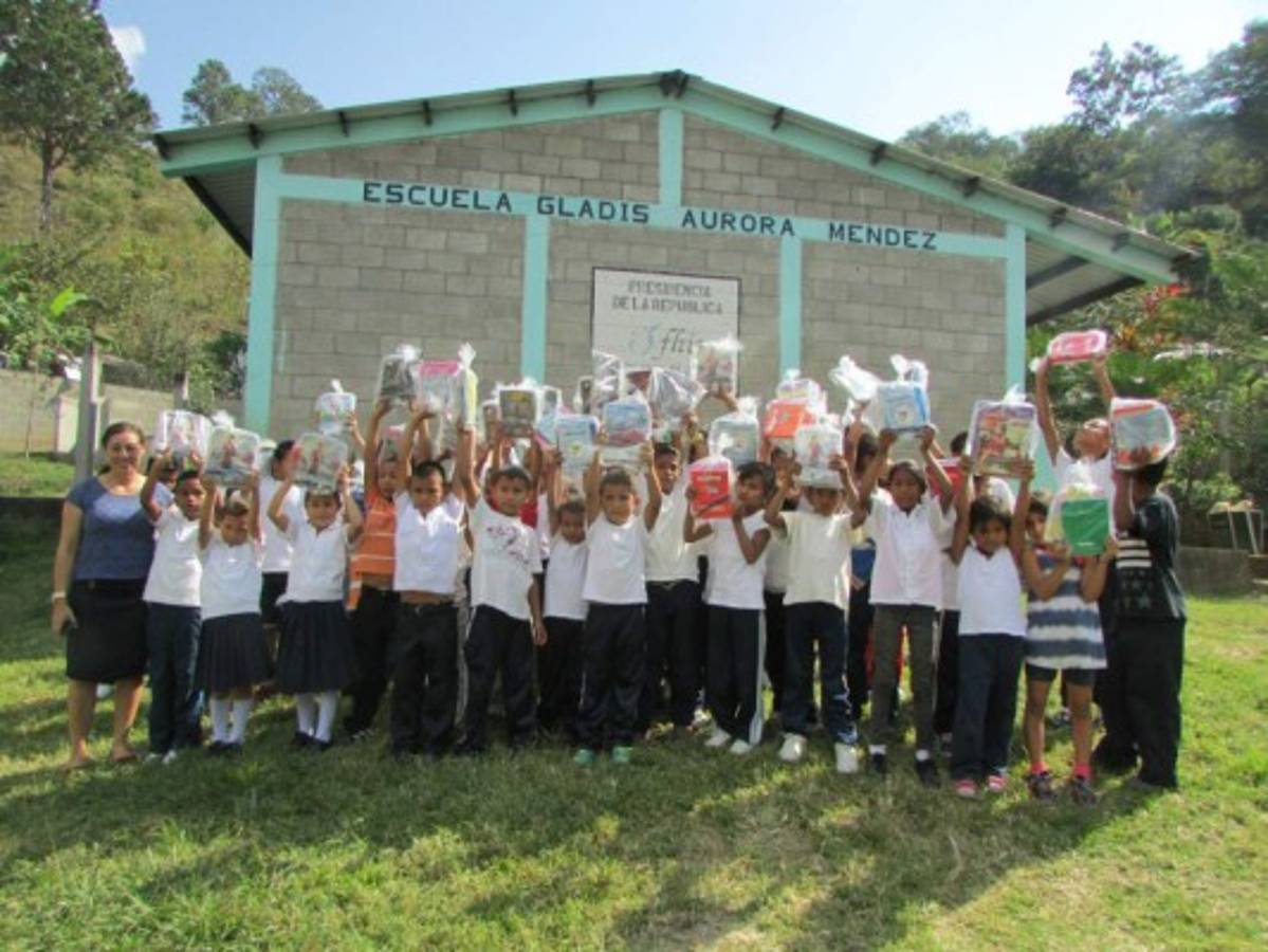 Alumnos de dos escuelas de Danlí, El Paraiso reciben sus útiles