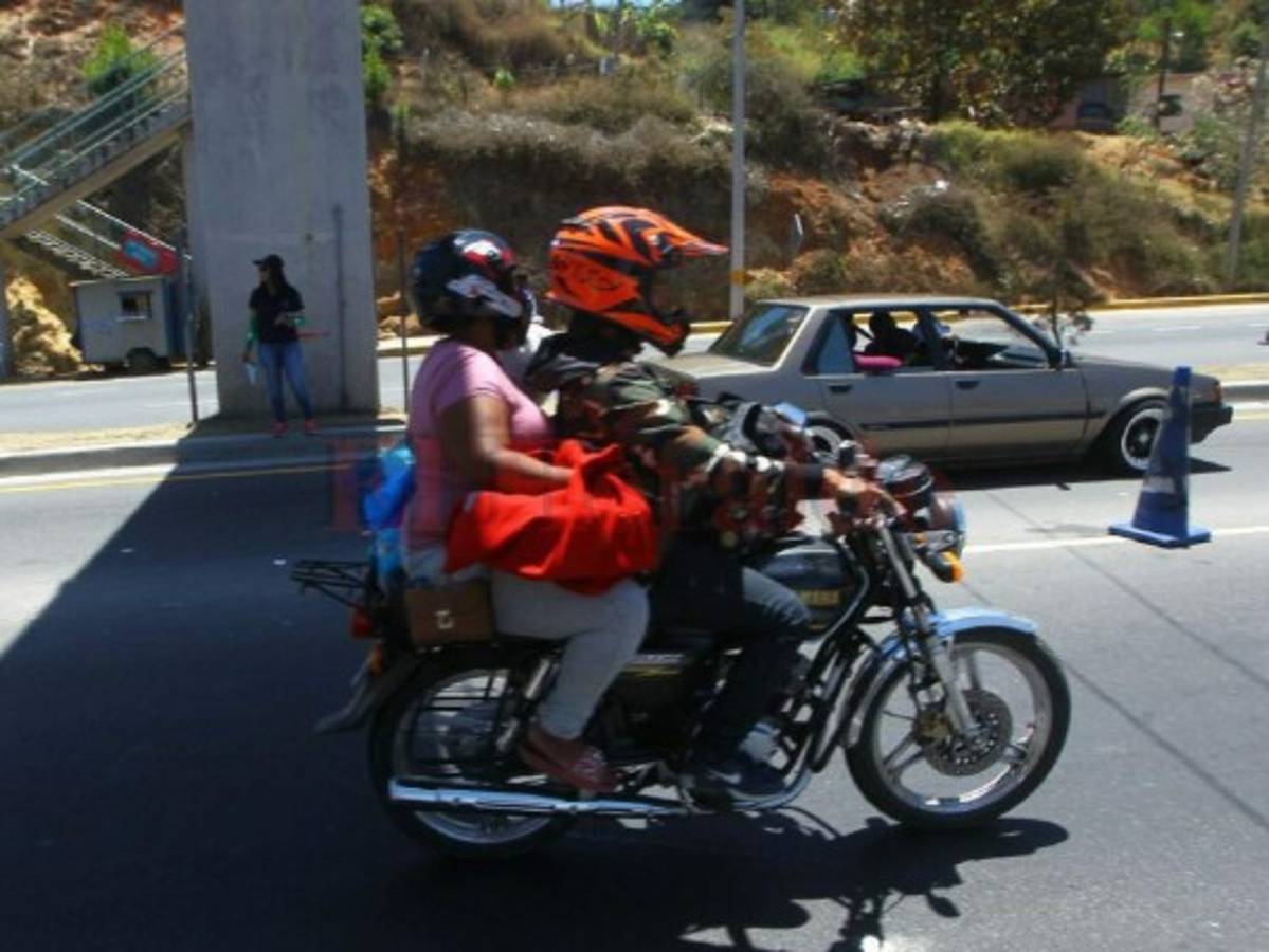 Veraneantes abandonan masivamente la capital rumbo al norte y sur de Honduras