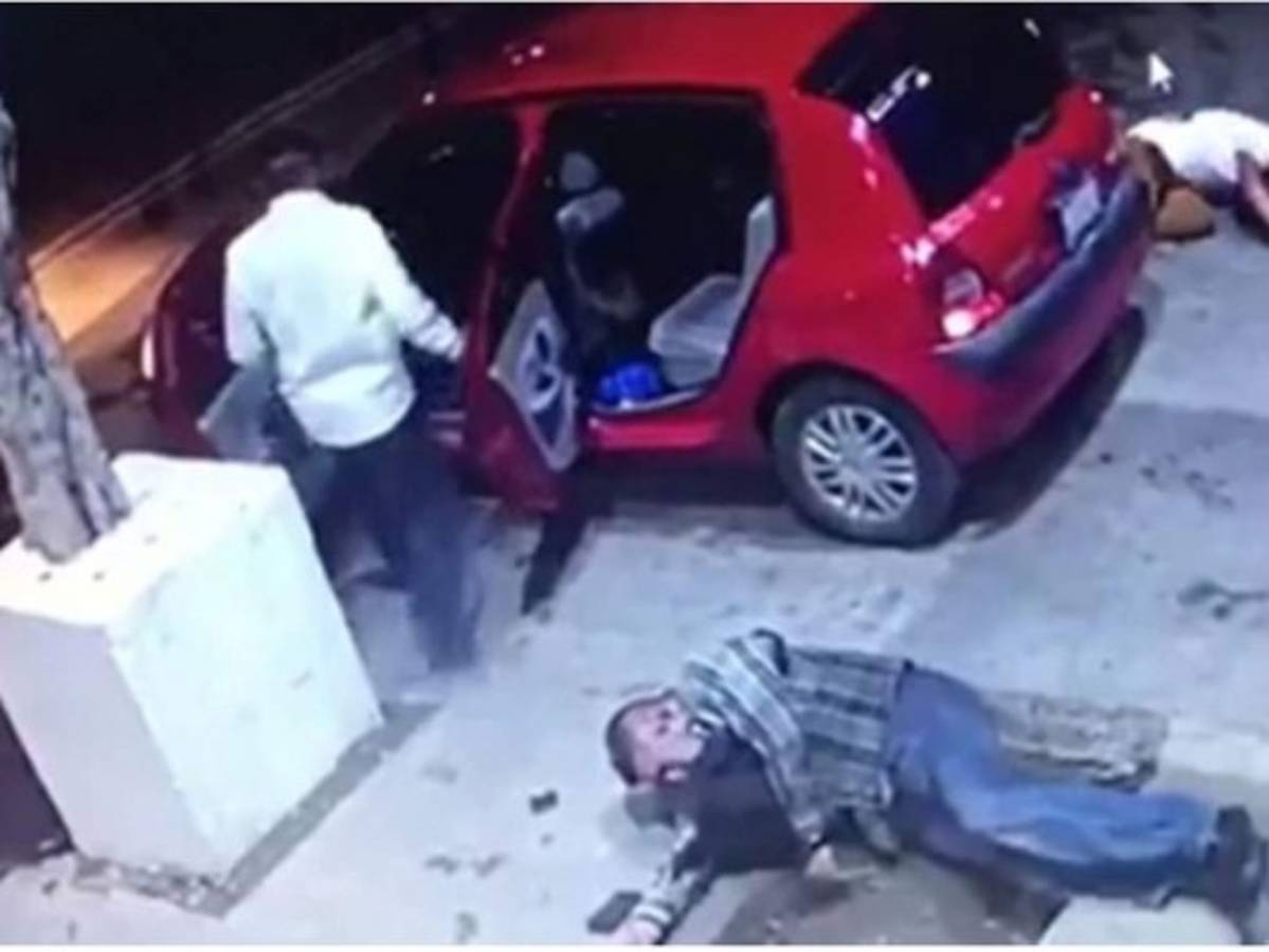 Uno de los delincuentes también perdió la vida tras recibir un impacto de bala en el ataque.