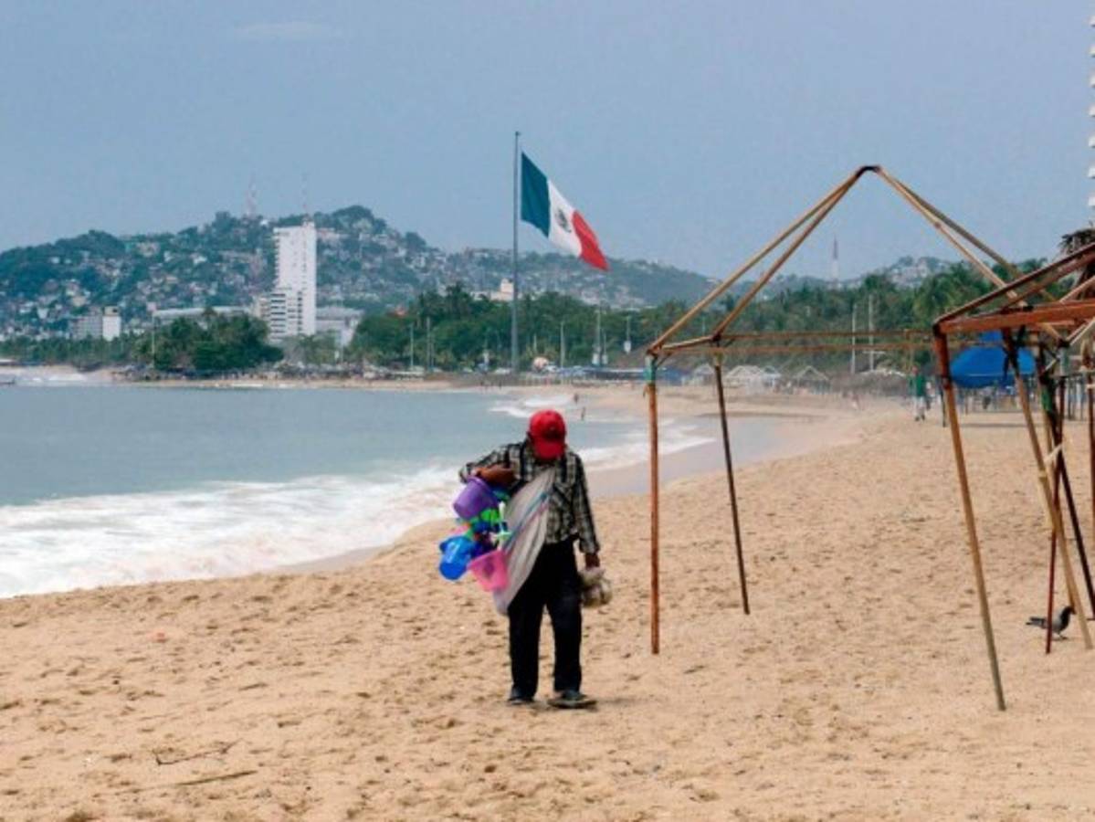 Lorena vuelve a ser huracán cerca de balneario mexicano de Los Cabos