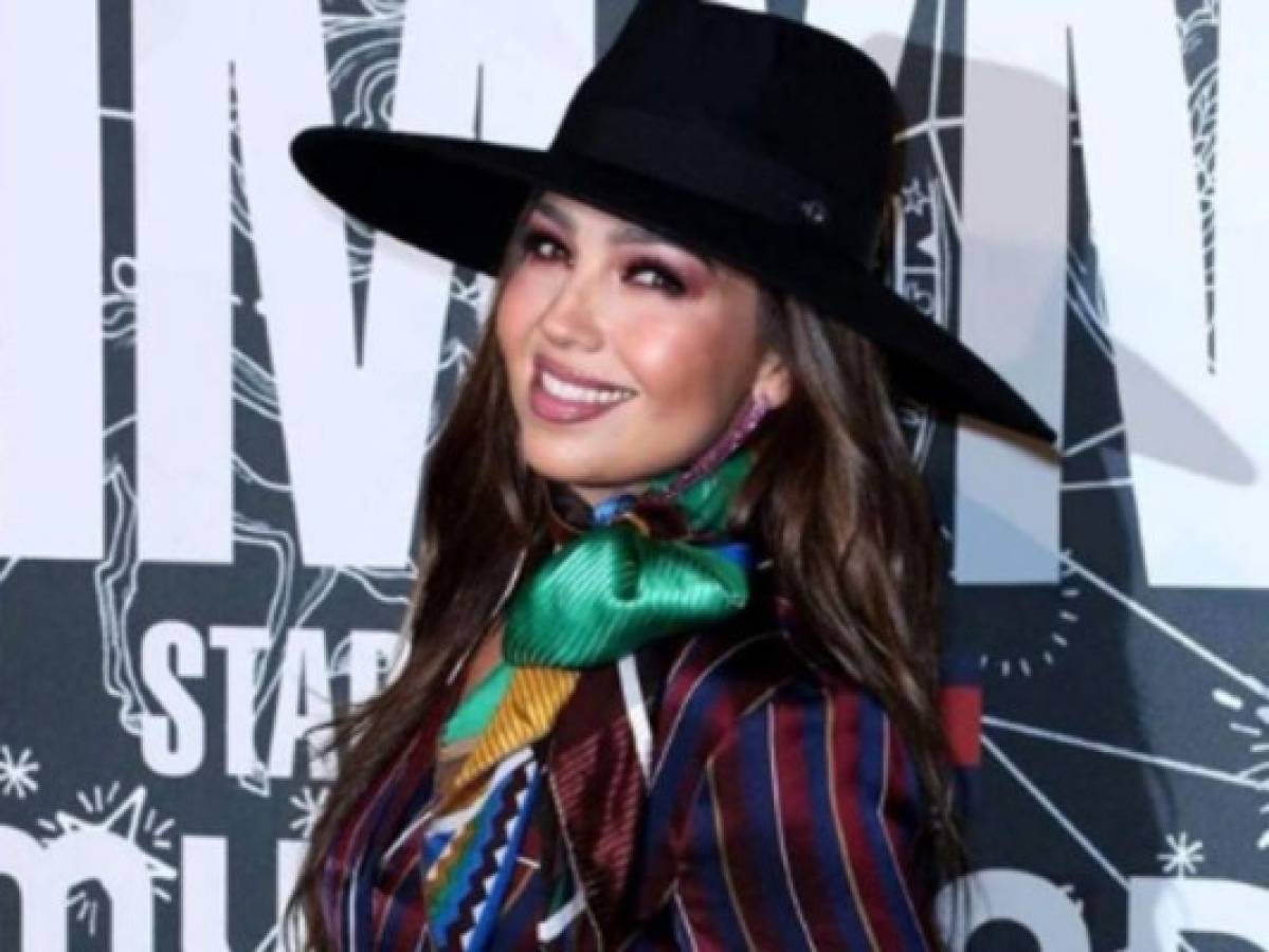 Thalía muestra en Instagram cómo le maquillan las axilas