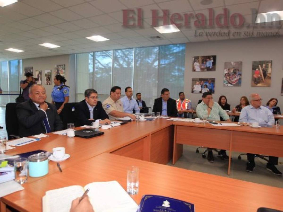 Las autoridades de la Secretaría de Seguridad, miembros de la Liga Nacional y el presidente Hernández en la reunión de este martes. (Foto: Ronal Aceituno / EL HERALDO)