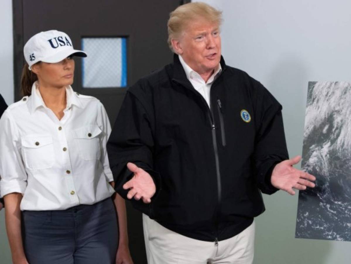 El presidente de los Estados Unidos, Donald Trump, y la primera dama, Melanie Trump, esperan una reunión informativa sobre los daños causados ​​por el huracán Michael en Macon, Georgia.