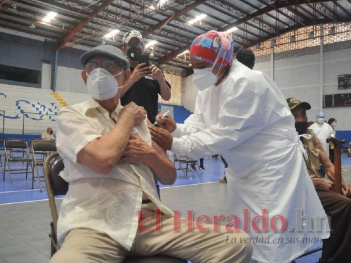 Vacunación anticovid da un respiro a triajes pero hospitales siguen saturados