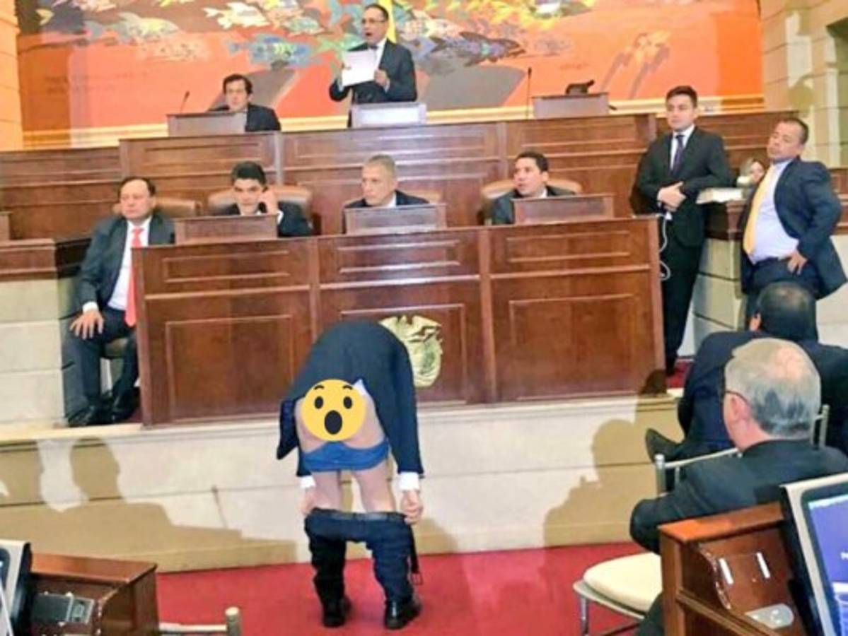 Senador se baja los pantalones y muestra el trasero en instalación del Congreso en Colombia