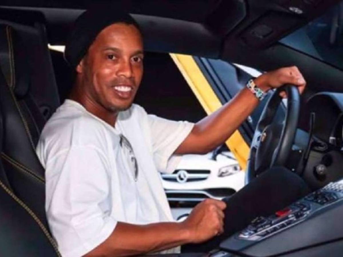 El brasileño Ronaldinho 'debuta' como conductor de Uber