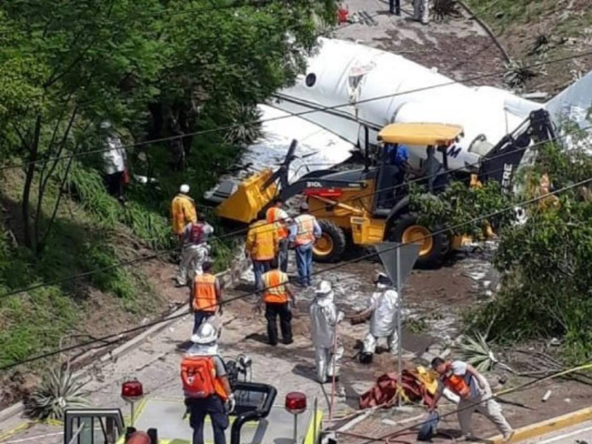 Comienzan a retirar los escombros del avión que se salió de la pista del aeropuerto Toncontín