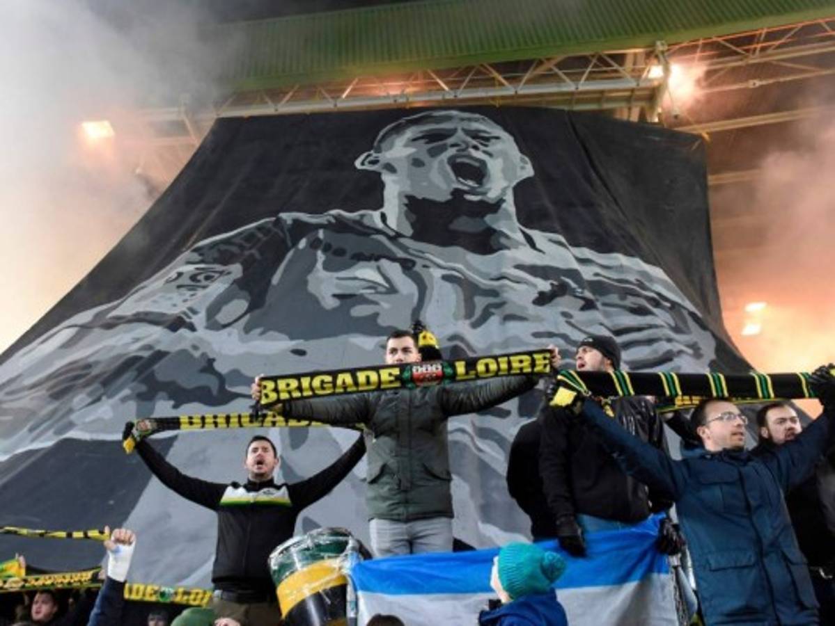 A los nueve minutos de juego, el partido fue detenido para un último homenaje a Sala, con el público coreando de nuevo su nombre. Foto / AFP