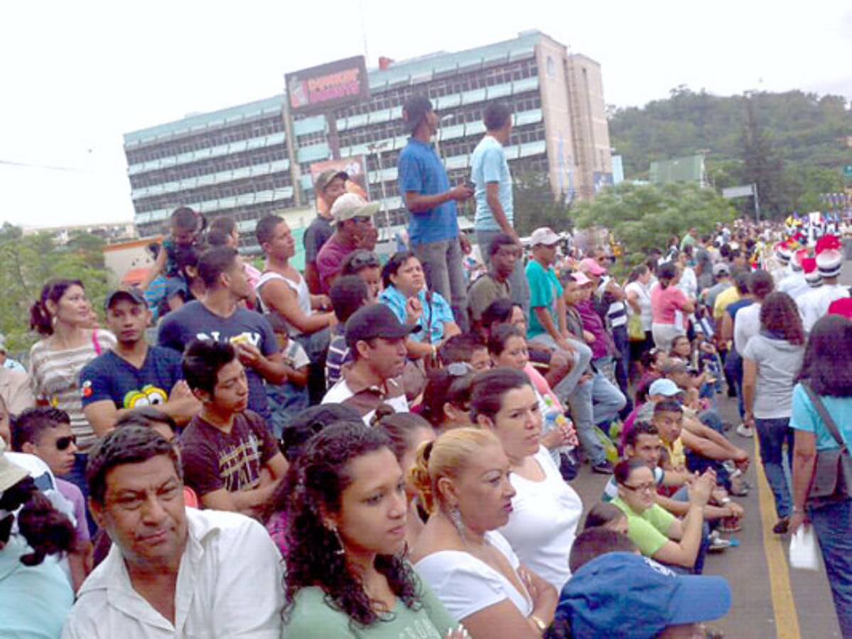 Derroche de civismo y belleza en desfiles patrios